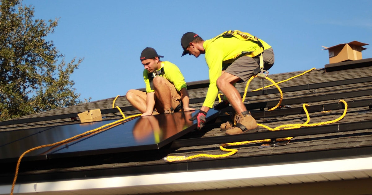 Comparaison schématique entre autoconsommation avec revente du surplus et vente totale d'électricité solaire