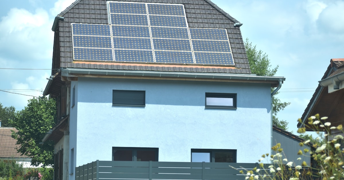 Illustration montrant comment calculer le nombre de panneaux solaires nécessaires pour une maison avec formule de dimensionnement