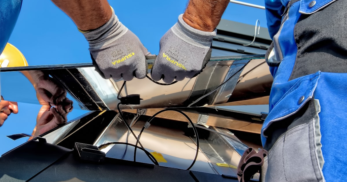 Kit solaire plug and play : panneau solaire avec micro-onduleur branché sur prise électrique